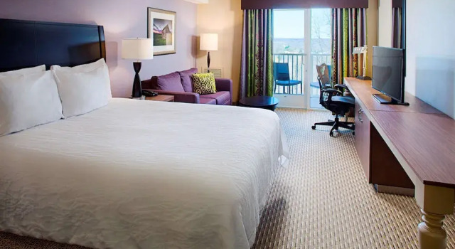 Люкс c 1 комнатой с балконом Hilton Garden Inn Hartford North-Bradley International Airport