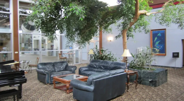 Atrium Hotel and Conference Center, Rezerwuj Hotel Hotele w Hutchinson z basenem, Basen
