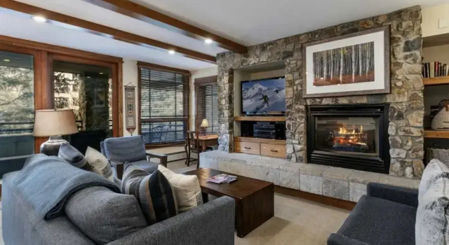 Convenient 2BR Condo in Lionshead Village w/ Pool, hot tub & More!