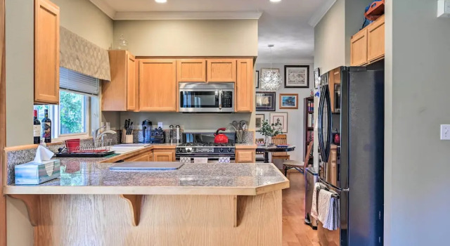 Коттедж Welcoming Edmonds Vacation Rental with Fireplace