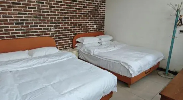 Кровать в общем номере Yanlaixing Guesthouse