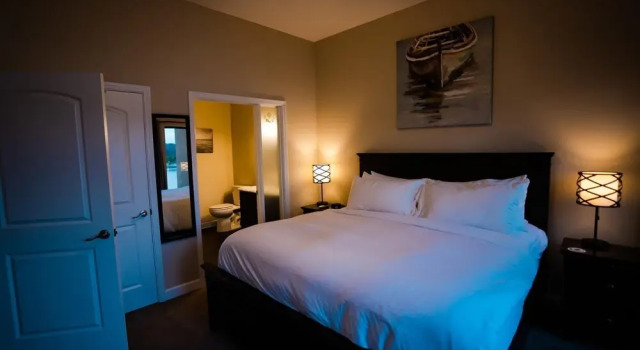 2 Bedroom Lake View Villa - Unit 101, Varaa Villa Blue Eye 