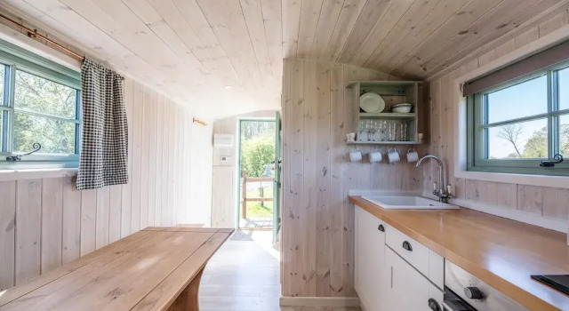 Honeysuckle Farm Hut 3 - Suffolk Farm Holidays Air Manage Suffolk, Забронировать Фермерский дом Фермерские дома Англии, Фермерский дом