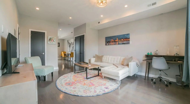 755, Unit D · 2 bedroom home in Fairmont w/ Roofdeck and Balcony, Забронировать Отель Отели Филадельфии 3 звезды, рядом с Divine Lorraine Hotel, 3*