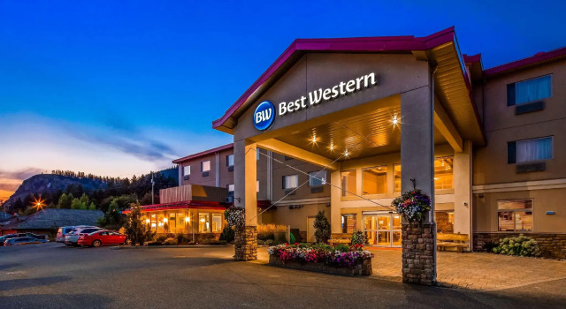 Кровать в общем номере Best Western Williams Lake
