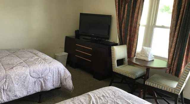 Highlander Motel, Buchen Sie Motel Hotels in New England mit Parkplatz, Parkplätze