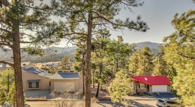 Коттедж с 3 комнатами с балконом Wildlife Watching & Mtn Views: Luxe Ruidoso Escape