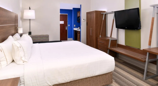 Люкс c 1 комнатой Holiday Inn Express & Suites Raleigh NE - Medical Ctr Area by IHG