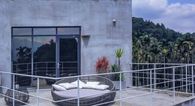 Deluxe Quadruple room with balcony Block House