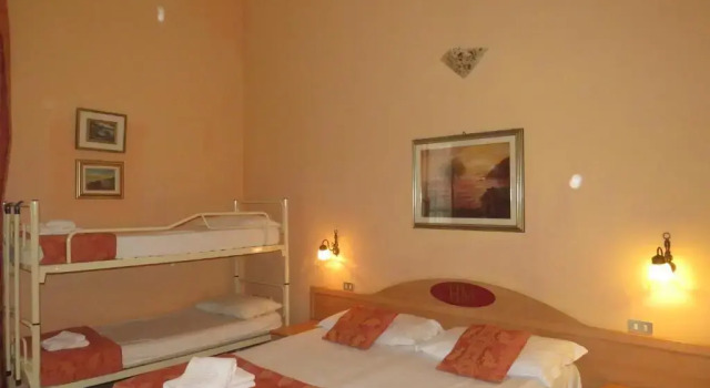 Четырёхместный номер Standard с балконом Hotel Massimo