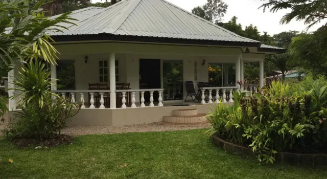 Коттедж с 2 комнатами Skyblue Guesthouse - Self Catering