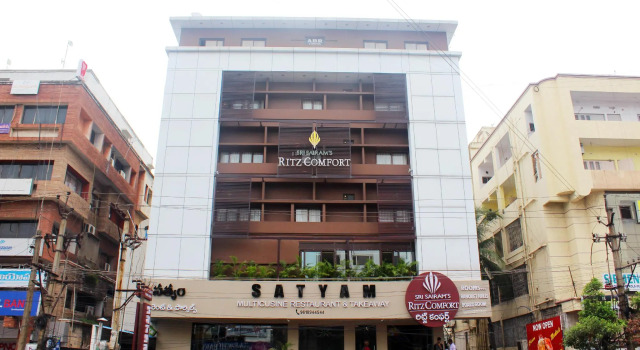 Ritz Comfort, Rezerwuj Hotel Hotele w Andhra Pradesh z parkingiem, Parking