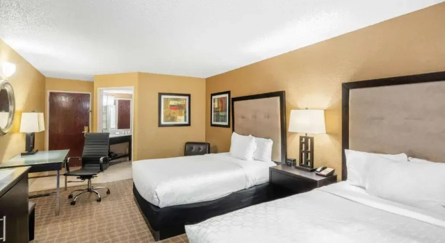 Четырёхместный номер Standard La Quinta by Wyndham Hot Springs
