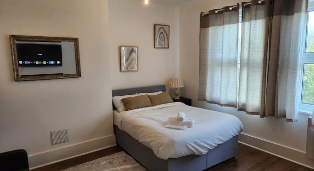 1 Bed Flat - Sleeps 3 - Parking - Wifi, Book Hotel Greenhithe England