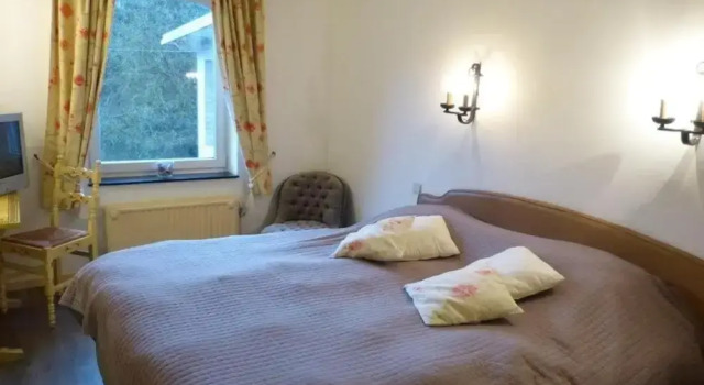 House in Rochefort With Large Park Where the Ave Flows, Забронировать Дом для отпуска Виллы провинции Намюра, Вилла