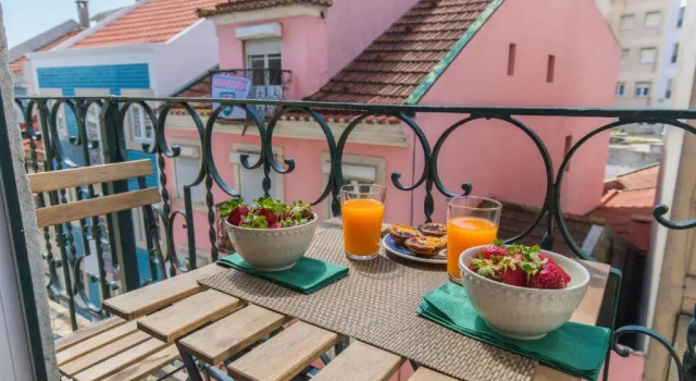 Апартаменты LovelyStay - Sunny flat w/ balcony overseeing Graca and River