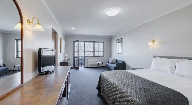Номер Deluxe с балконом Adelaide Inn