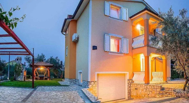 Aida 1, Book Hotel Ravni Istria