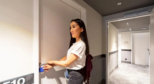 Кровать в общем номере harrys home Salzburg