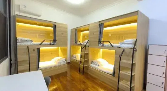 Кровать в общем номере (мужской номер) Mangshi Youwang Hostel