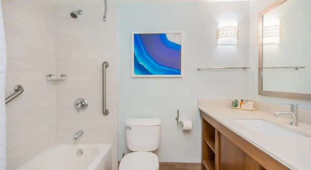 Четырёхместный номер Standard с красивым видом из окна Hilton Pensacola Beach