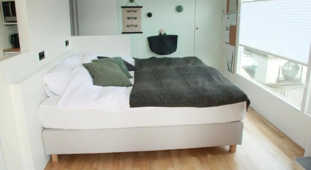 Houseboat Studio Sooki, Забронировать Отель Ауд-Зяуд Амстердам, рядом с NLR Amsterdam