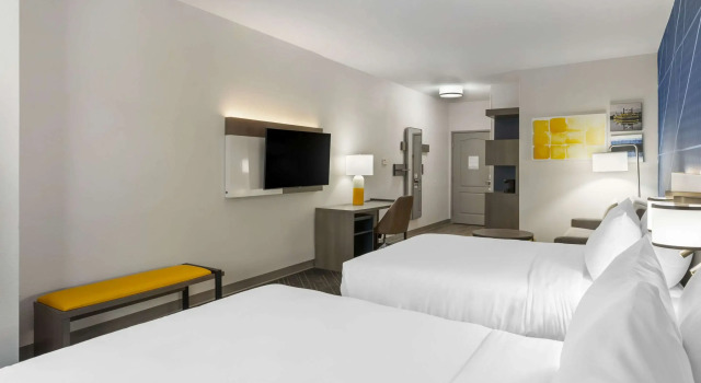 Четырёхместный люкс Comfort Suites Elgin Northwest