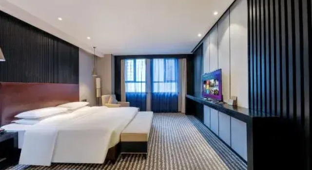 Трёхместный семейный люкс Executive Baishichang Longquan Hotel (Urumqi International Grand Bazamin Street)