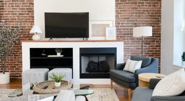 Коттедж Historic 1900s Townhome with a Modern Flair