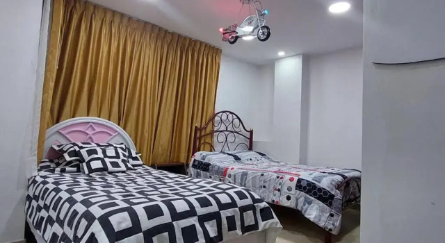 Hermoso y amplio apartamento, Embajada Americana, Prenota Hotel Quito Sierra, vicino a Bicentenario Park