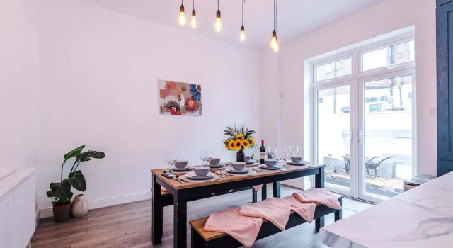 Spacious Home Sleeps 7 in the Heart of Anfield, Book Feriehus Villaer i Anfield, Villa