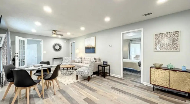 Modern Beach Gem close to Mayo and Beach, Забронировать Отель Джексонвилл-Бич Jacksonville Coast, рядом с Times Square Plaza