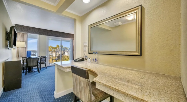 Коттедж Waterfront Resort Condo Balcony Heated Pool