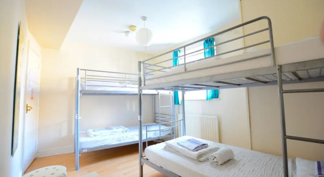 Кровать в общем номере (женский номер) NX London Hostel
