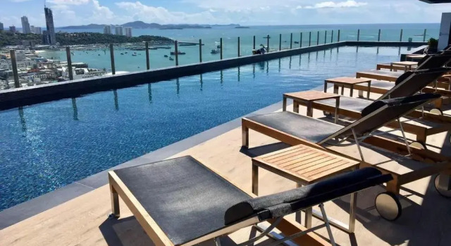 Люкс с 2 комнатами The base in pattaya condo