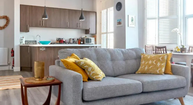 Апартаменты Spacious beach front apartment with stunning sea views