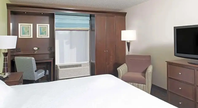 Четырёхместный люкс c 1 комнатой Hampton Inn & Suites Kokomo