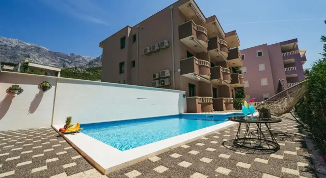 Beautiful Apartment in Promajna With Wifi, Outdoor Swimming Pool and Swimming Pool