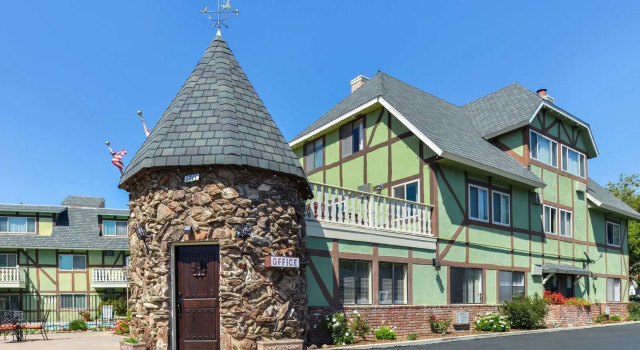 Svendsgaards Lodge- Americas Best Value Inn & Suites, Забронировать Мини-отель Отели Солванг с бассейном, Бассейн