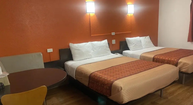 Regal 8 Inn & Suites, Buchen Sie Hotel Lincoln Illinois