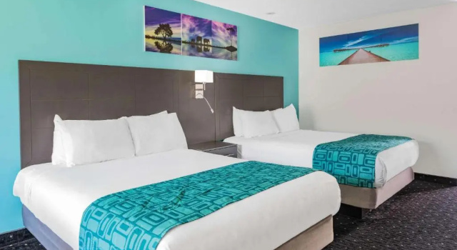 Четырёхместный номер Standard Howard Johnson by Wyndham Gananoque