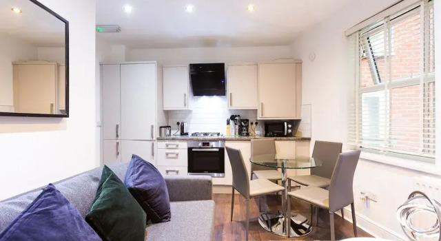 Chic Three Bed Shoreditch Gem Sleeps 8 A2, Varaa Hotelli 3 tähden hotellit kohteessa Merseyside, 3*