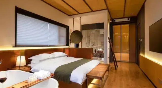 Кровать в общем номере с 2 комнатами Everlasting Home Inn