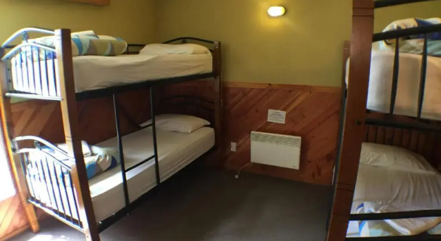 Кровать в общем номере Te Anau Lakefront Backpackers