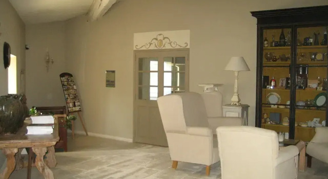Hostellerie Le Roy Soleil, Забронировать Отель Менерб Люберон