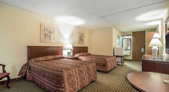 Четырёхместный номер Standard Econo Lodge Inn & Suites Binghamton