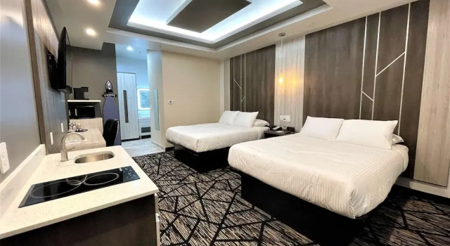 Четырёхместный номер Standard Comfeeni Inn and Suites
