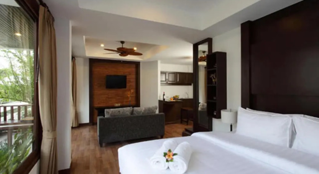 Люкс с балконом и с красивым видом из окна Maryoo Samui Hotel