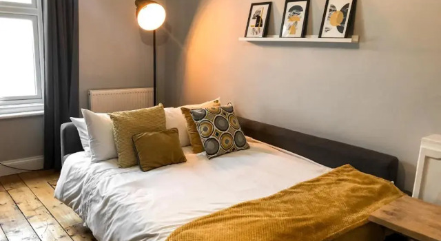 Апартаменты Quirky Newly Renovated Central Apartment with Parking