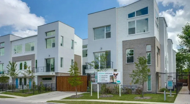 Upscale 2 bedroom Dallas TownHome, Забронировать Апартаменты/квартира Отели Далласа с парковкой, рядом с Landry Center, Парковка